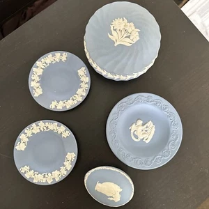 5 Piece Vintage Wedgwood Jasperware Small Light Blue Designed Made In England - Picture 1 of 12