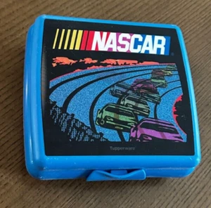 NASCAR Vintage Hartplastik blau Sandwich Brotdose mit Hologramm Autos Tupperware - Bild 1 von 6