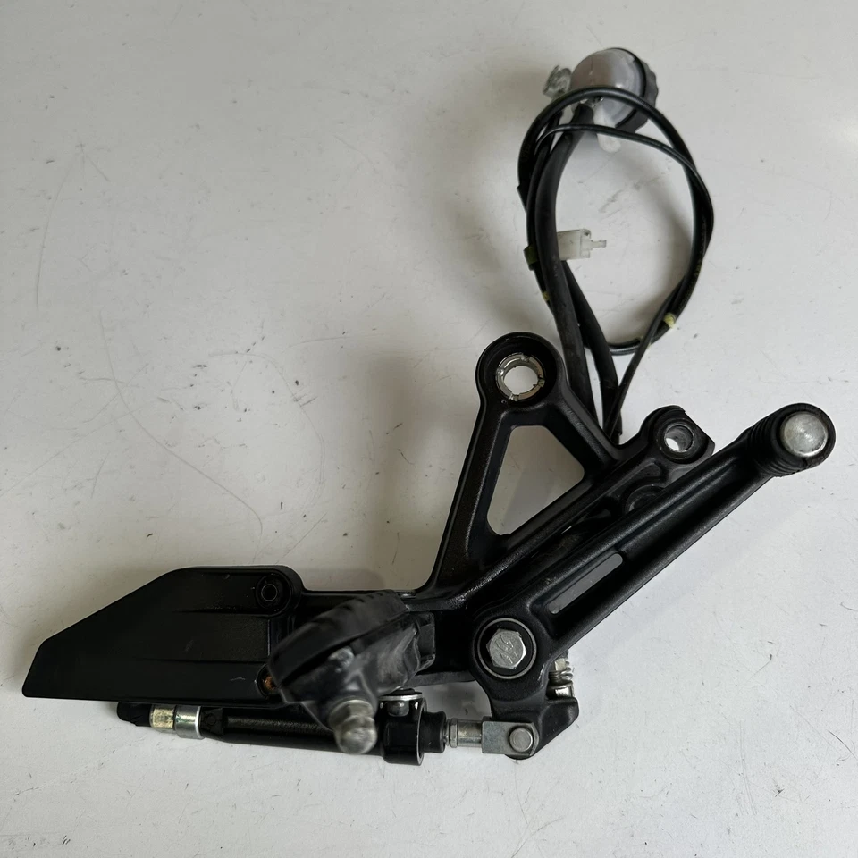 KTM Duke 390 200 2022 freno trasero cilindro maestro clavija soporte palanca Foto 1 de 4