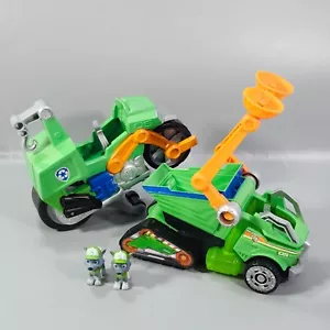 Paw Patrol Mighty Movie Rocky Figure Riciclatore Moto Cucciolo Deluxe Wheelie Moto - Foto 1 di 24