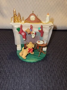 Neu in Box Hallmark Andenken Ornament Ein Welpe für Weihnachten 2006 Kamin🐾🐕🦴 - Bild 1 von 8