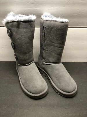 UGG Women's Bailey Button Triplet boot Size 5 Grey 1873 New - Image 1 of 4