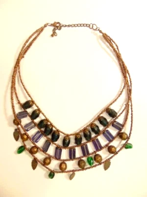 Moderno collar de cuentas mixtas con cuentas de vidrio de latón, verde y morado Foto 1 de 4