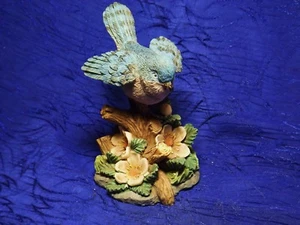 Statuina in resina Blue Jay fiori bianchi - Foto 1 di 4