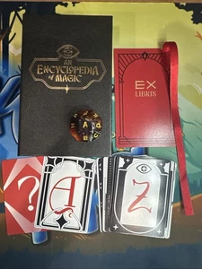 🔥 Caja de baraja de enciclopedia 🔥 Guarida secreta D26 Die A-Z, cartas del alfabeto, marcador - Imagen 1 de 5