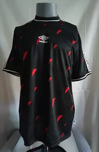 Mens Umbro T Shirt (S) Carling Ltd Edition Short Sleeve Taped Jersey Blk/Red NWT - Picture 1 of 12