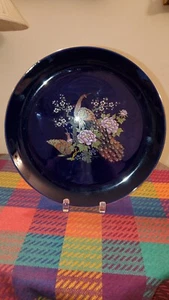 VINTAGE KUNSTMARKE Japan PFAU BLUMEN BEMALTE PLATTE MIT GOLDRAND 10" Durchmesser - Bild 1 von 3