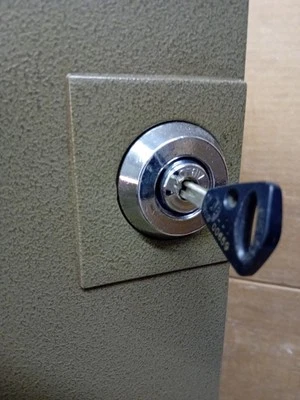 Serrature per gettoniera telefono A Gettoni U+i Anni 70  Sip distributore urmet  - Immagine 1 di 4