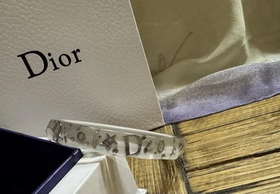 Auténtico Brazalete Chistian Dior Gris Claro Plata Inclusión Resina. Foto 1 de 4