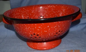 Vintage Farmhouse White Speckled Red w/ Black Trim Enamelware Colander Strainer - Picture 1 of 3