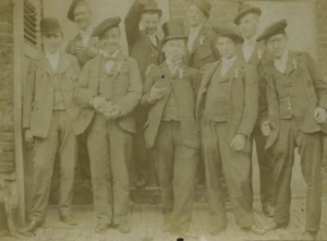 Frankreich Junge Männer Gruppe Militär Wehrpflicht schöne Hüte altes Foto 1900 - Bild 1 von 3