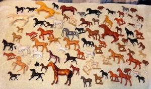 GRAN LOTE MIXTO 92 FIGURAS DE CABALLO DE PLÁSTICO DE JUGUETE ANTIGUAS 1975 IMPERIAL HONG KONG - Imagen 1 de 18