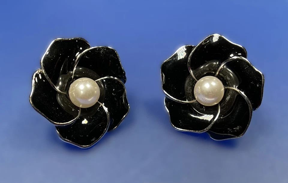 Pendientes de flores Premier Designs tono plata esmalte negro y perlas perforadas IN7248 Foto 1 de 4