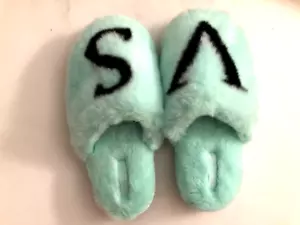 Pantofole Victoria's Secret morbide peluche punta chiusa pelliccia sintetica VS logo crema come nuove - Foto 1 di 3