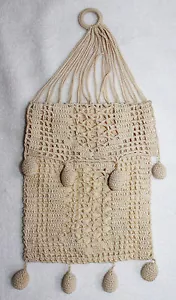 BOLSA DE ENCAJE DE CROCHET ECRU CON MANGO DE ANILLO, SOLAPA SUPERIOR Y 8 ADORNOS Y REVESTIMIENTO AMARILLO - Imagen 1 de 5