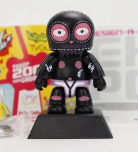 Toy2r 2,5" Design A Qee EXPO Stefan Crysell Toyer Portachiavi Kidrobot Art - Foto 1 di 3