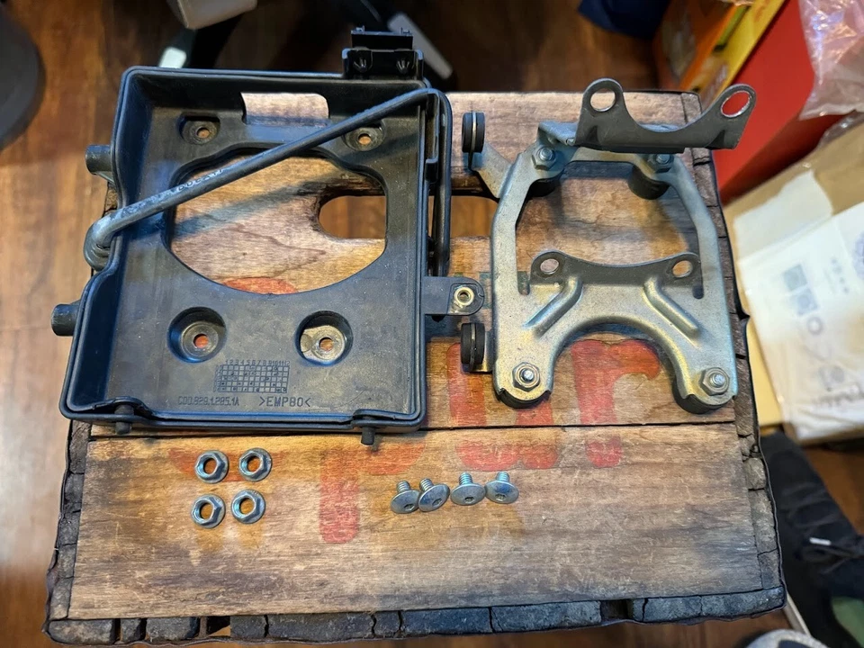 Ducati Monster S2R battery box tray and box mounting bracket w/fasteners Foto 1 de 1