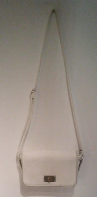 Weiße Umhängetasche mit Stoff-Innenfutter + kleinem Innenfach mit Reißverschluß - Bild 1 von 2