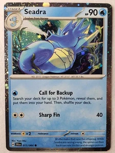 Tarjeta Pokémon COSMOS HOLO Seadra 011/064 casi nueva/m - EXCLUSIVA fábula cubierta - Imagen 1 de 2