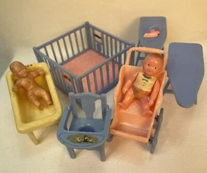 Renwal Puppenhaus Baby Kinderzimmer Töpfchen Stuhl Laufstall Alice Stubenwagen Eisen Möbel Set - Bild 1 von 4