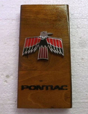 Pontiac Firebird emblema para regalo, montado en pantalla de madera OEM AE471 Foto 1 de 4