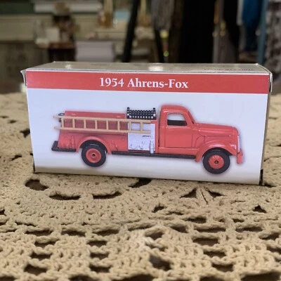 1954 Ahrens-Fox высокоскоростной литой пожарный автомобиль 1/64 автомобиля 1999 читателей дайджест - Изображение 1 из 4