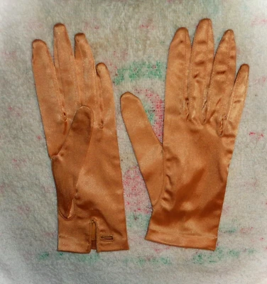 GUANTES MEDIANOS RAROS DORADOS-HERMOSOS VINTAGE ORNAMENTALATION ITALIA-ELÁSTICOS SATINADOS-TALLA 7,5 Foto 1 de 3