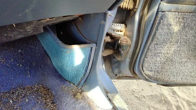 Deville 1984 sedán pasajero panel de ajuste inferior derecho OEM azul Foto 1 de 3