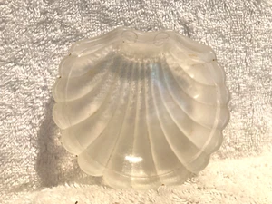 Jakobsmuschel Muschel Klar Milchglas Seife Schmuck Schale Vintage 4" x 3 1/2" - Bild 1 von 4