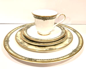 ISABELLA by Royal Doulton 5 Piece Place Setting NEW NEVER USED made in England - Picture 1 of 4