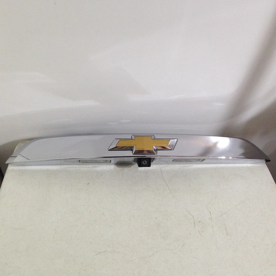 Apliques de puerta levadiza Chevy Traverse 2013-2017 moldura cromada con cámara OEM brillante Foto 1 de 4