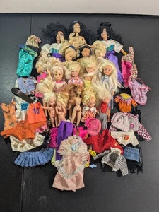 Vintage Konvolut Barbie Puppen und Kleidung & Zubehör  - Bild 1 von 17