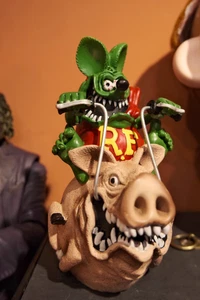 Rara statuina da collezione Rat Fink Riding Pig Big Daddy 17 cm 1 pz statuina regali - Foto 1 di 8