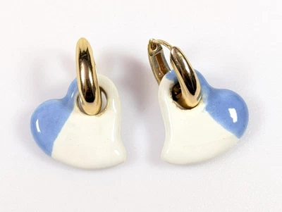 Керамические серьги-сердечки сине-белые на коренастых золотистых обручах - Изображение 1 из 4