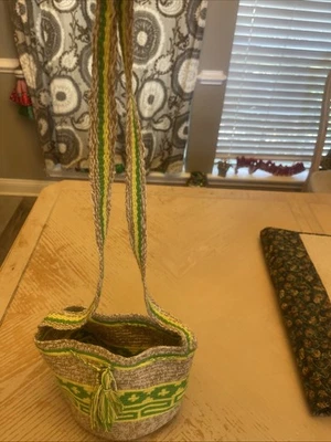 Mochila tejida artesanalmente hecha a mano estilo Wayuu.  Verde audaz/amarillo tostado/blanco Foto 1 de 4