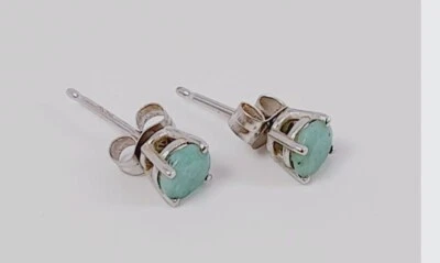 Bonitos aretes de oro blanco de 10k NATURAL esmeralda piedra de 4 mm con respaldo Foto 1 de 4