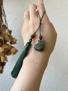 Dije bolsa de bendición de la suerte de jade hetiano verde tallado a mano | 和田湖水绿福袋包挂 - Imagen 1 de 10