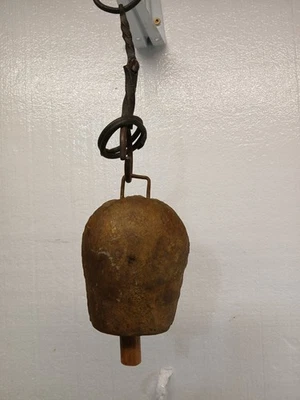 Antigo sino de gado de ferro forjado à mão com clapper de madeira Himalaia?  - Imagem 1 de 4