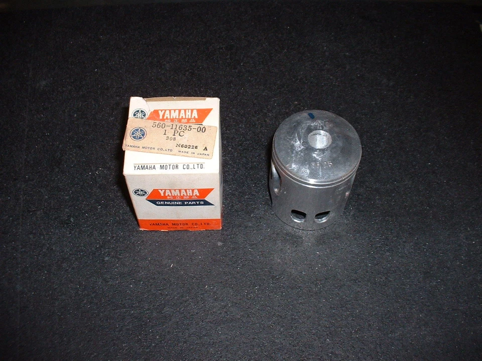 Pistón Yamaha DT125 1976 NUEVO, 560-11635-00, 1er gran tamaño Foto 1 de 1