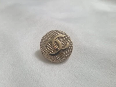 ONE GOLD CHANEL BUTTON 20MM - Image 1 of 4