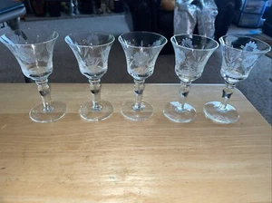 (5) HERMOSOS VASOS DE JEREZ TIFFANY de colección grabados corte flores hojas - Imagen 1 de 17