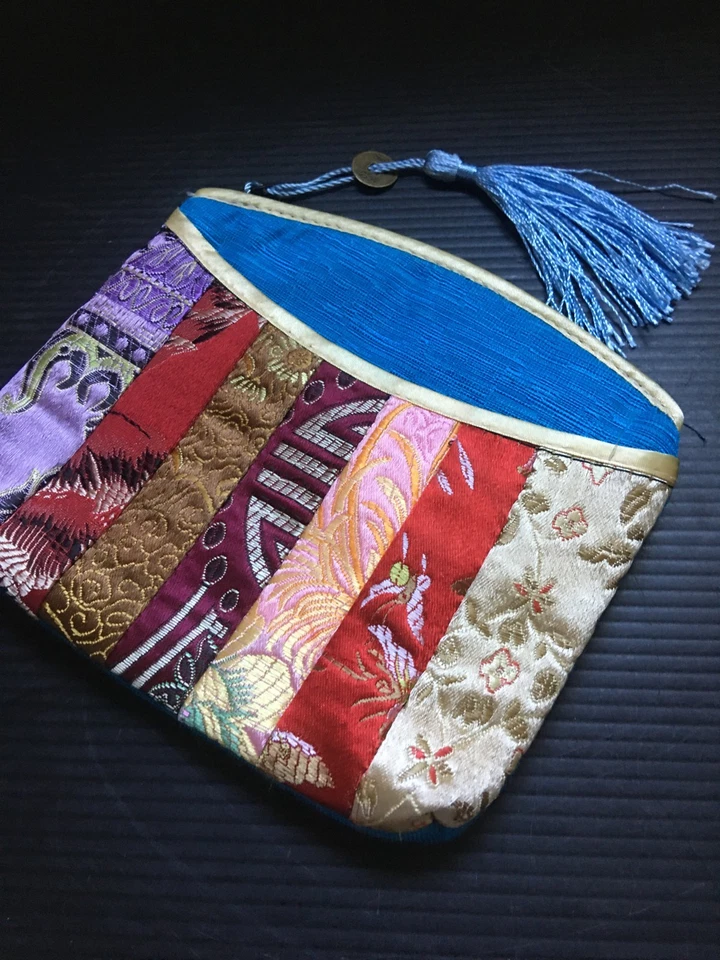 Bolsa vibrante de retazos y seda azul vintage de los años 90 con borla y dije de moneda china Foto 1 de 4