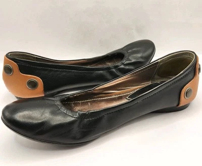 Sapatilhas femininas B. Makowsky de couro preto com couro contrastante no salto tamanho 7 - Imagem 1 de 4