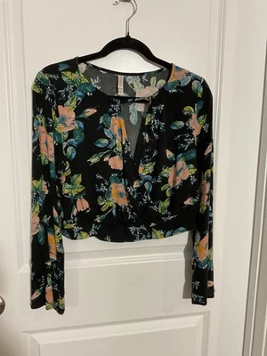 Blusa corta Y2K Peasant Xhilaration para mujer con estampado floral boho envolvente talla L Foto 1 de 4