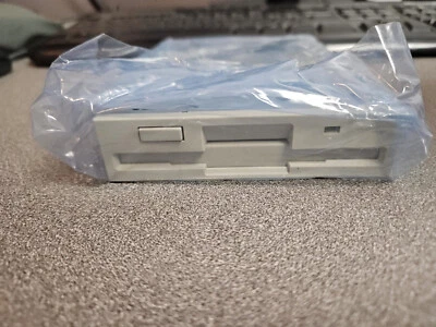 NEW! ALPS 3.5" internal Beige Floppy Drive - DF354HO68F - Serial 4B2726979 Foto 1 de 3