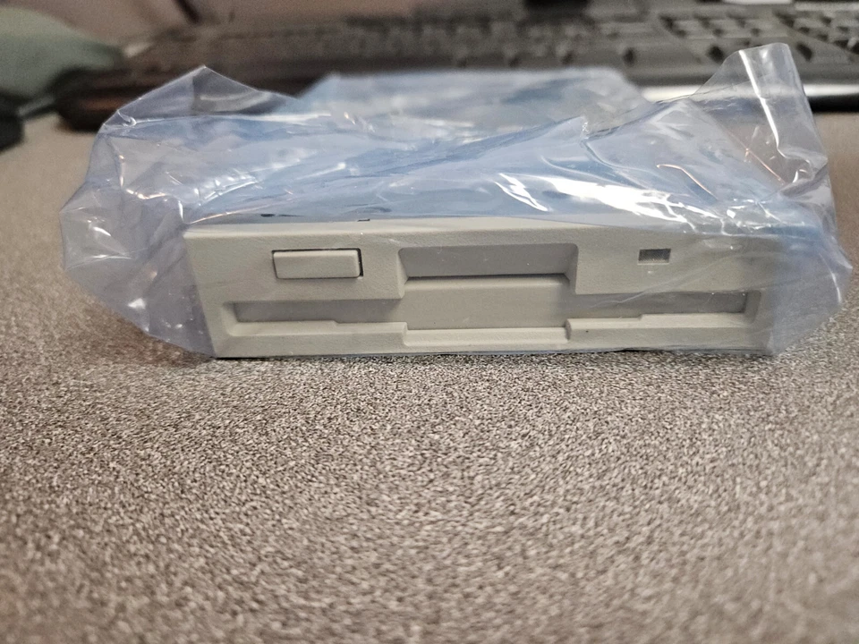 NEW! ALPS 3.5" internal Beige Floppy Drive - DF354HO68F - Serial 4B2726979 - Image 1 of 3