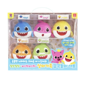Pinkfong Baby Shark Family SENSORY PLAY SET Melody Talking Singing Dolls Toy - Picture 1 of 6