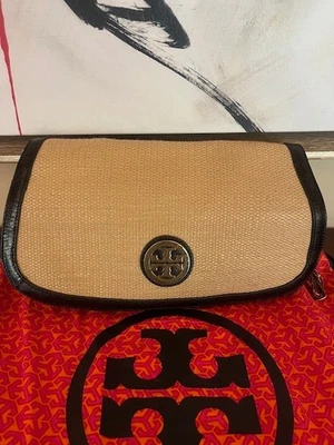 Bolso de hombro Tory Burch Fleming Straw negro ribete de cuero Foto 1 de 4