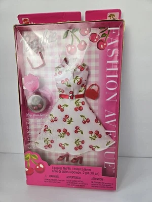 Barbie Fashion Avenue Vestido Cereza Conjunto/Brillo Labial Mattel #56645 Nuevo en Caja 2002 Fr Sh Foto 1 de 4