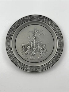 Hallmark - Joan Walsh Anglund - 1983 Little Gallery Vintage Pewter Plate - Picture 1 of 3